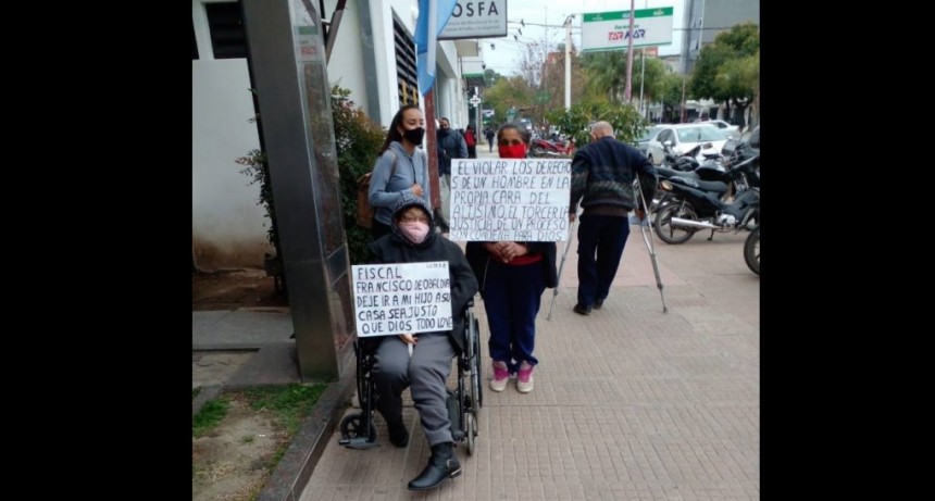 Una mujer discapacitada pide frente a la Fiscal&iacute;a por la libertad de su hijo