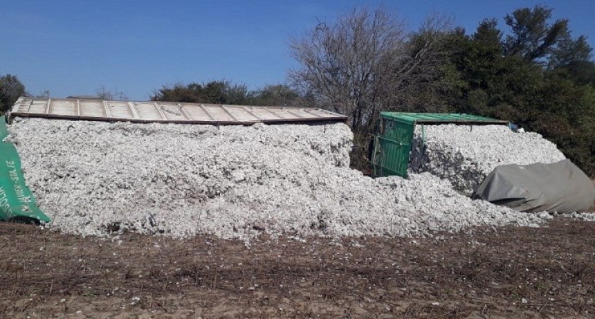 San Bernardo &ndash; Volc&oacute; un Cami&oacute;n con Acoplado que Transportaba Algod&oacute;n
