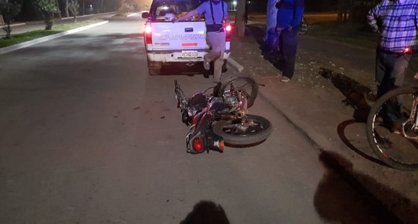Villa &Aacute;ngela: UNA MOTO COLISIONA UNA CAMIONETA ESTACIONADA RESULTANDO LESIONADOS UN BEB&Eacute; DE 3 A&Ntilde;OS Y UN HOMBRE DE 22