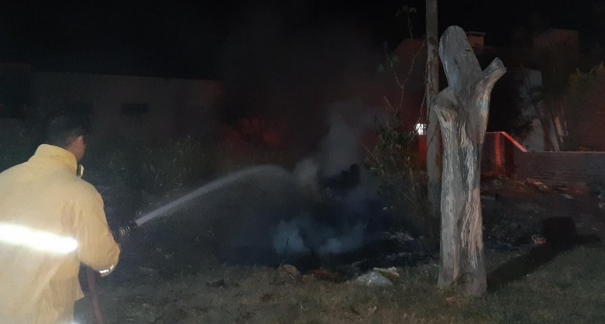 Villa &Aacute;ngela: LA DIVISI&Oacute;N DE BOMBEROS INTERVINO EN UN INCENDIO DE BASURA Y PASTO PROVOCADO POR VECINOS