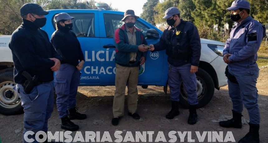 Santa Sylvina: EL PERSONAL POLICIAL ENCUENTRA UNA BILLETERA CON $11.000 Y DOCUMENTACI&Oacute;N PERSONAL Y LA DEVUELVE A SU DUE&Ntilde;O