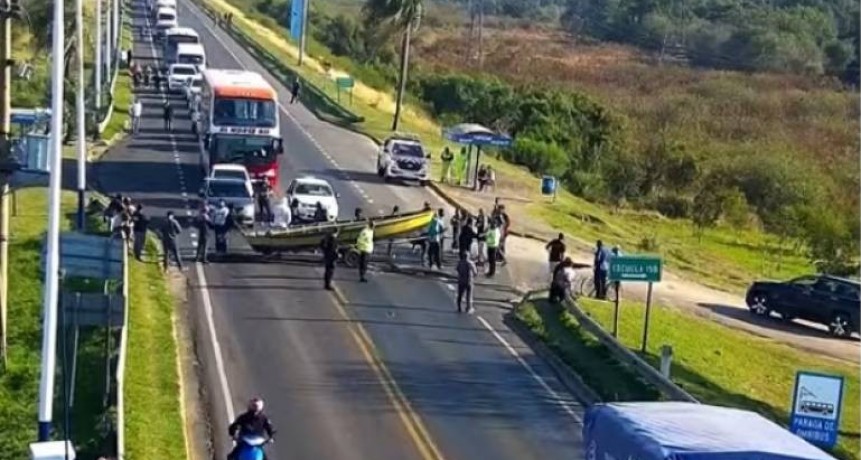 Cortan el tr&aacute;nsito en el puente en reclamo de los cinco d&iacute;as de pesca