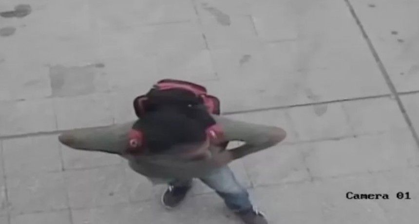 Simulaba ser un vendedor de bolsas pero termin&oacute; rob&aacute;ndose una moto a plena luz del d&iacute;a