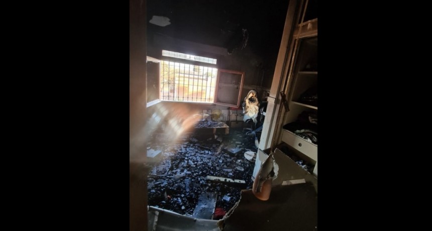 Charata: el fuego consumi&oacute; una casa completamente