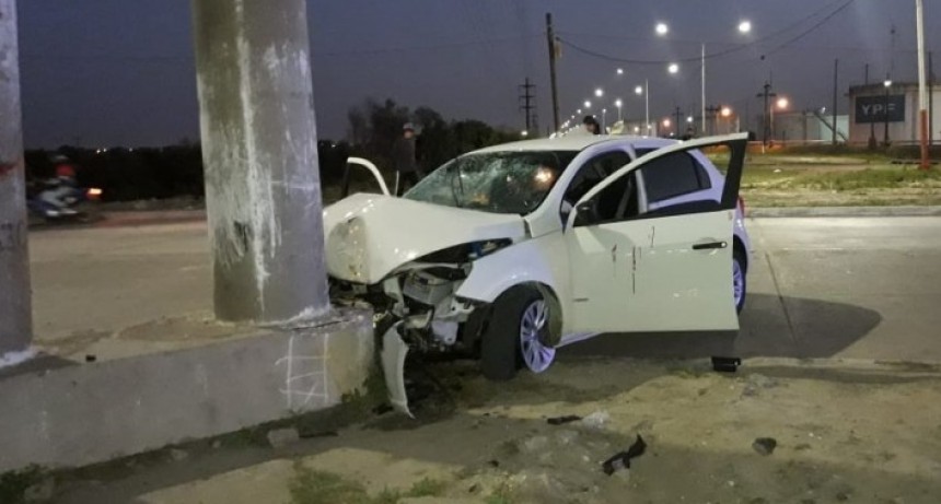 Conductor muri&oacute; por impactar contra un poste de luz en el acceso a Vilelas: otras cuatro personas resultaron heridas