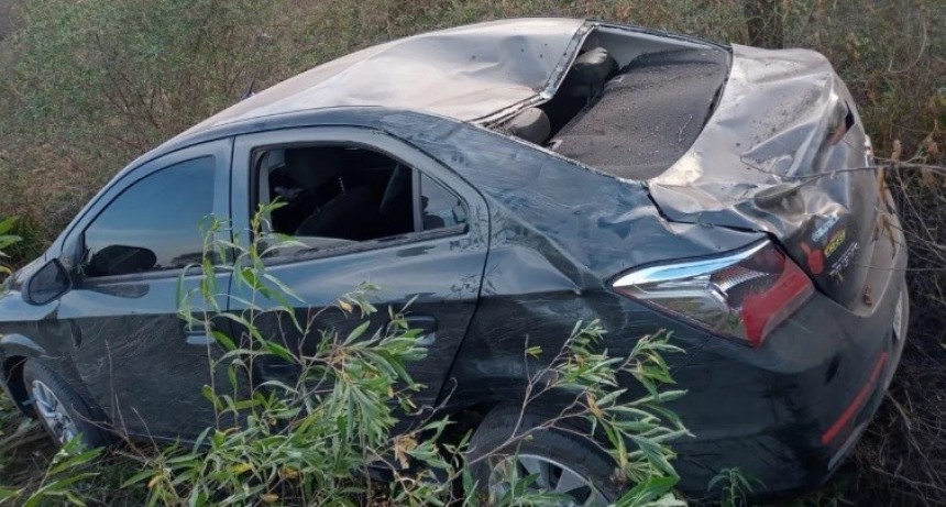 Perdi&oacute; el control de su veh&iacute;culo y volc&oacute; por el mal estado del camino
