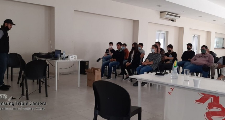Villa �ngela: SOCIEDAD RURAL RE ABRE EL ATENEO JUVENIL PARA FORMAR FUTUROS DIRIGENTES DE ESA ENTIDAD | ?queremos ense�arles lo que es la sociedad rural...para que el d�a que no estemos la sociedad siga funcionando como ahora o mejor?