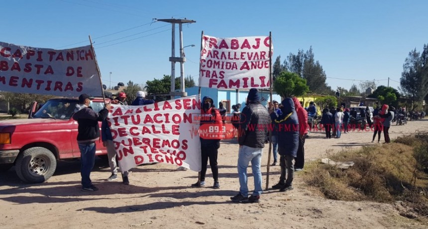 Villa &Aacute;ngela: 50 FAMILIAS SE MANIFESTARON EN PROTESTA DE VIVIENDAS PROMETIDAS QUE HASTA EL MOMENTO NO LES ENTREGARON | "estamos haciendo el reclamo del techo que ellos mismos nos prometieron&hellip;&rdquo;