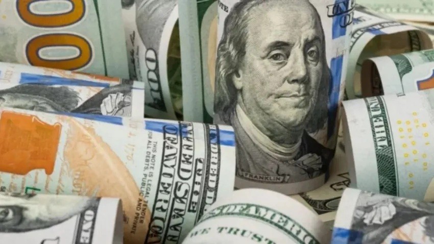 En la jornada post cambios de Gabinete, el dólar blue aceleró su caída y tocó un piso de $296