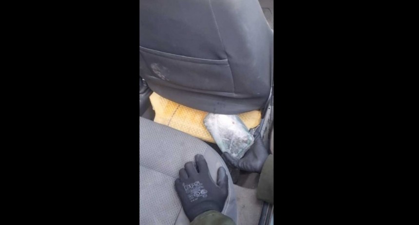Ocultaban m&aacute;s de 9 kilos de coca&iacute;na en el respaldo del asiento de un veh&iacute;culo