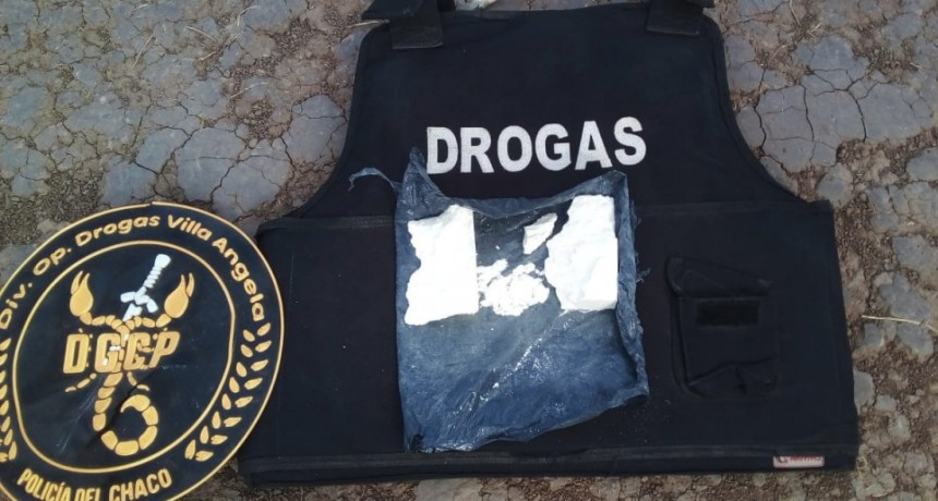 Col. Juan Jos&eacute; Paso: VIAJABA CON MAS DE 200 GRAMOS DE COCA&Iacute;NA, AL VER A LOS OFICIALES ARROJ&Oacute; LA SUSTANCIA Y ESCAP&Oacute;