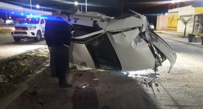 Resistencia: Choc&oacute; contra un poste de luz y volc&oacute; su autom&oacute;vil