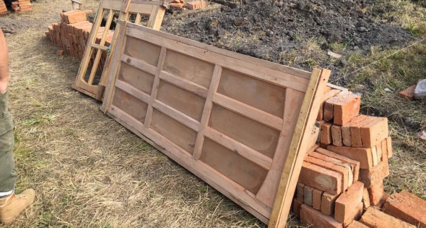 Villa &Aacute;ngela: EN UN ACTO SOLIDARIO LA DIVISI&Oacute;N DE BOMBEROS HIZO ENTREGA DE UNA PUERTA Y UNA VENTANA A UNA FAMILIA DE LA QUINTA 10