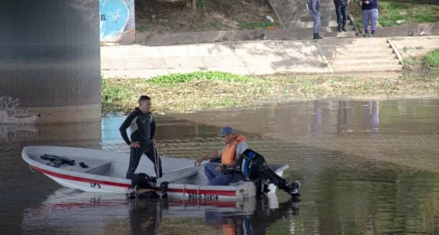 Resistencia: Se meti&oacute; al R&iacute;o Negro desde el puente de Av. Inmigrantes y no volvi&oacute; a salir