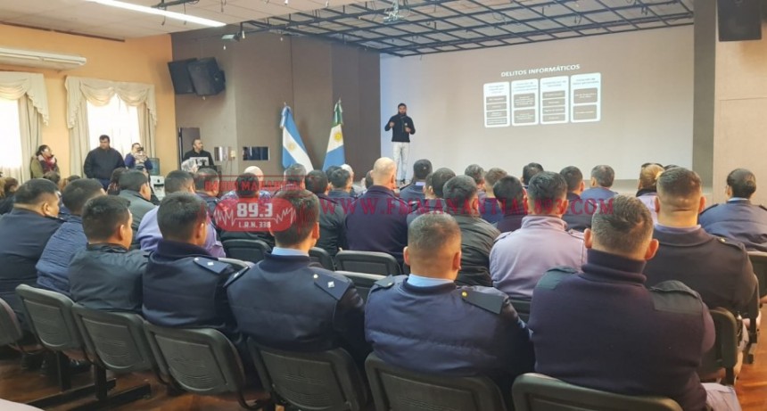 Villa &Aacute;ngela: DISTINTAS DIVISIONES DE LA POLIC&Iacute;A DEL CHACO RECIBIERON UNA CHARLA SOBRE EL CIBERDELITO EN EL SAL&Oacute;N RAMON FREIRE