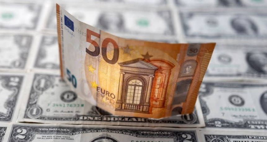 El euro cerr&oacute; a 1,0044 d&oacute;lar por unidad y lleg&oacute; a cotizar a la par por primera vez en 20 a&ntilde;os