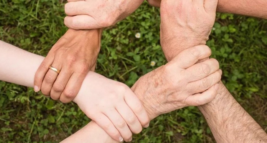 Jueza orden&oacute; inscribir a un beb&eacute; con dos pap&aacute;s y una mam&aacute;