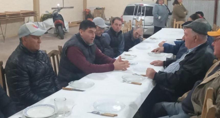 Villa &Aacute;ngela: EL INTENDENTE PAPP JUNTO A DISTINTAS AUTORIDADES DE LA CIUDAD SE REUNI&Oacute; CON EL CONSORCIO DE CAMINEROS &ldquo;LAS MORERAS&rdquo; Y EL &ldquo;33&rdquo; PARA INTERCAMBIAR AGENDAS DE TRABAJO