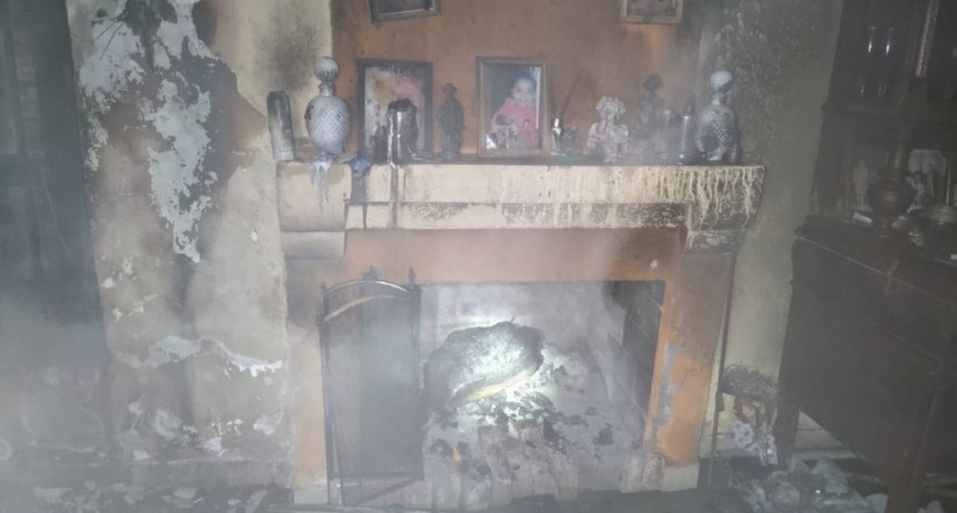 Villa &Aacute;ngela: SE INCENDI&Oacute; UNA VIVIENDA POR CALLE COL&Oacute;N| EL FUEGO DA&Ntilde;&Oacute; VARIOS MUEBLES Y APARATOS TECNOL&Oacute;GICOS