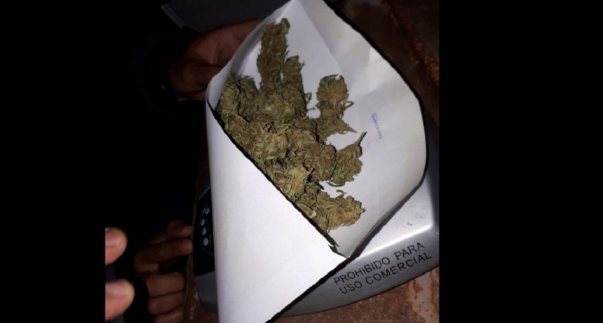 Villa Berthet: EFECTIVOS POLICIALES DETIENEN UNA CAMIONETA DONDE UNO DE LOS OCUPANTES LLEVABA MARIHUANA
