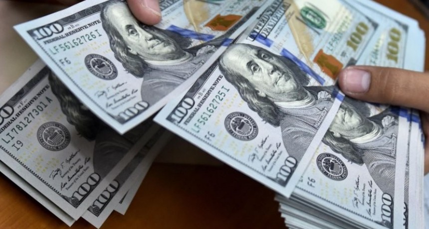 Nuevo r&eacute;cord: el d&oacute;lar blue cotiz&oacute; en $295 y el "contado con liqui" alcanz&oacute; los $301