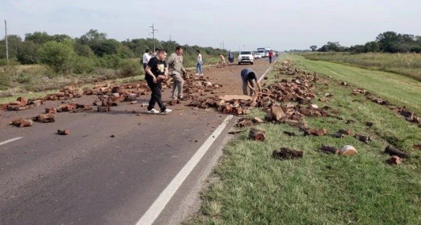 Accidente en Ruta 16: volc&oacute; un cami&oacute;n que transportaba le&ntilde;a y el tr&aacute;nsito fue afectado