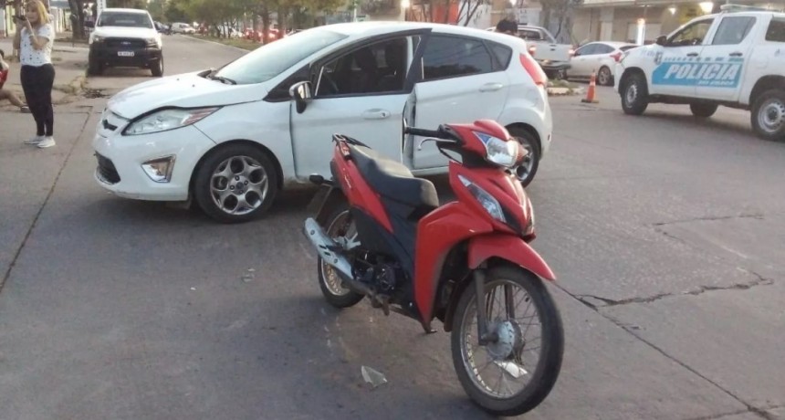 A&iacute;da Ayala choc&oacute; a dos j&oacute;venes que iban en moto