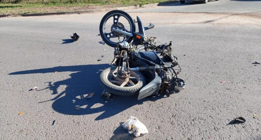 Un adolescente de 16 a&ntilde;os muri&oacute; tras un choque entre una moto y un auto