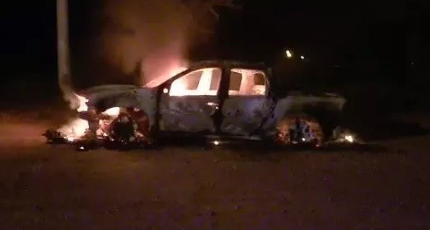 Fontana: Hallan un cuerpo en una camioneta en llamas