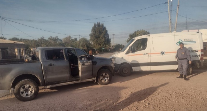 Villa &Aacute;ngel: SE PRODUJO UN CHOQUE ENTRE UNA CAMIONETA Y UNA AMBULANCIA, SIN PERSONAS LESIONADAS 