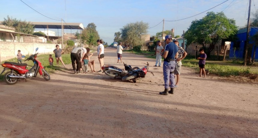 Villa &Aacute;ngela: UNA ADOLESCENTE Y UN HOMBRE DE 39 A&Ntilde;OS RESULTARON CON LESIONES LEVES TRAS CHOCAR CON SUS MOTOCICLETAS 