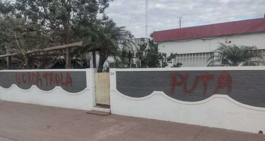 Villa &Aacute;ngela: REALIZAN PINTADAS EN EL MURO PERIMETRAL DE LA VIVIENDA DE UNA CANDIDATA A CONCEJAL