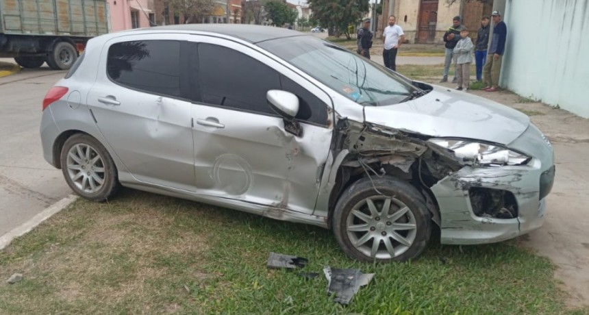 Villa &Aacute;ngela: UNA MUJER QUE CONDUC&Iacute;A UN AUTOM&Oacute;VIL RESULT&Oacute; CON LESIONES AL SER IMPACTADA POR UN CAMI&Oacute;N 
