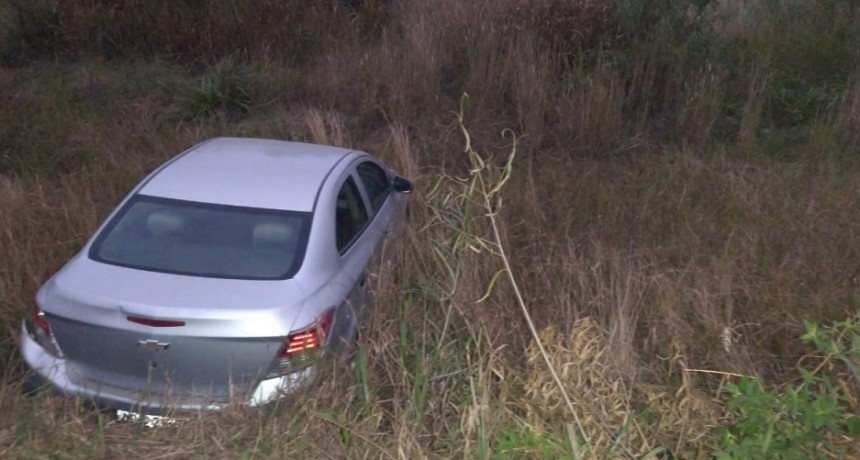 Villa &Aacute;ngela: UN AUTOM&Oacute;VIL ESTACIONADO A LA VERA DE AVENIDA BINAGHI SIN FRENOS DE MANO COLOCADO SE DESPLAZ&Oacute; Y CAY&Oacute; AL CANAL