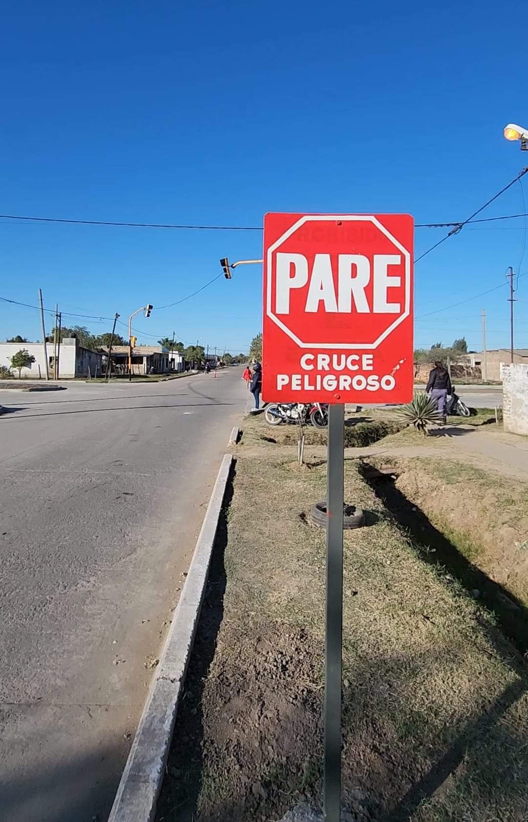EL MUNICIPIO INSTAL&Oacute; SEM&Aacute;FOROS EN LA INTERSECCI&Oacute;N DE AV. WENCESLAO ESPINOZA Y LUGONES