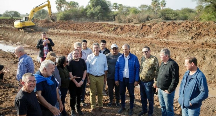 Villa &Aacute;ngela: CAPITANICH INAUGUR&Oacute; M&Aacute;S PAVIMENTO, SUPERVIS&Oacute; LA OBRA DEL CANAL R&Iacute;O MUERTO Y COORDIN&Oacute; ACCIONES CON DIFERENTES SECTORES