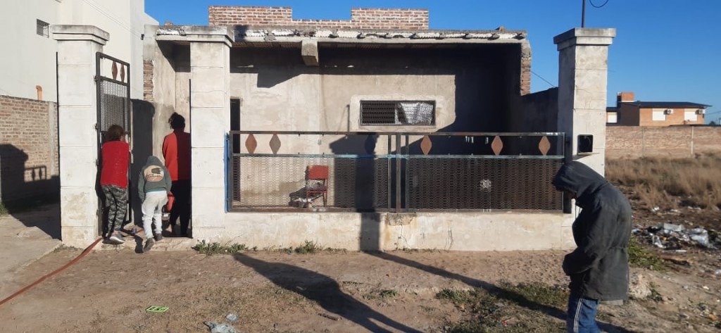 Villa Ángela: UNA MUJER DE 28 AÑOS LOGRÓ SOFOCAR EL FUEGO EN SU DEPARTAMENTO 