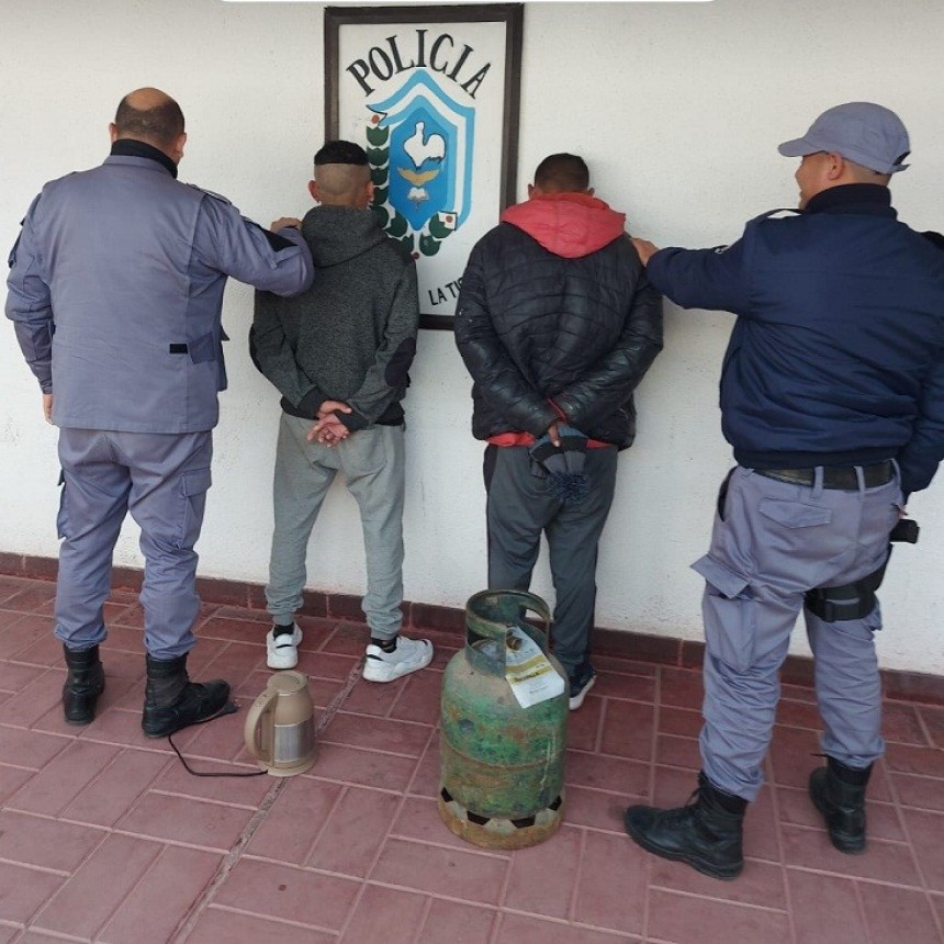 La Tigra: DETIENEN A DOS MASCULINO DE 28 A&Ntilde;OS POR SUPUESTO ROBO DE UNA GARRAFA Y UNA PAVA EL&Eacute;CTRICA