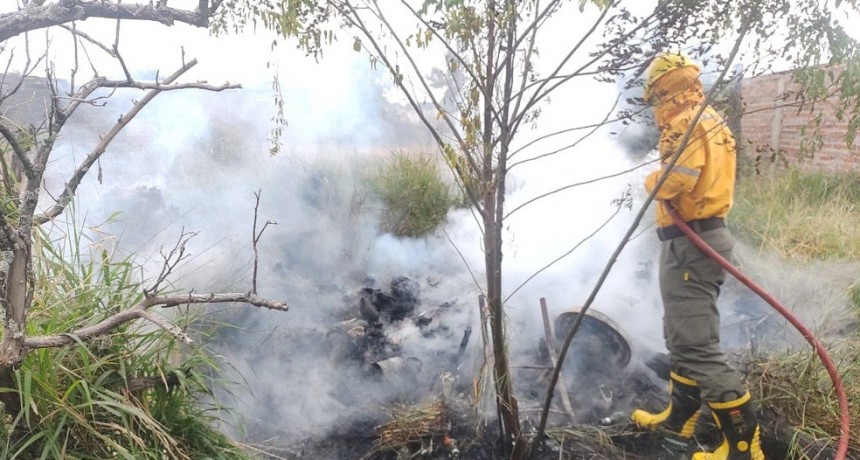 Villa &Aacute;ngela: BOMBEROS EXTINGUI&Oacute; EL FUEGO DE PASTIZALES EN UN TERRENO BALD&Iacute;O