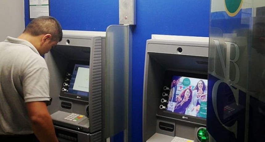 Docentes y polic&iacute;as pasivos cobrar&aacute;n los aumentos salariales m&aacute;s tarde