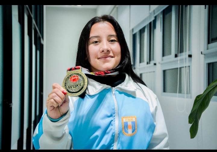 EL GOBERNADOR ZDERO RECIBI&Oacute; A  MELANI ALEGRE, LA CHAQUE&Ntilde;A RECIENTEMENTE CONSAGRADA COMO CAMPEONA MUNDIAL DE KARATE