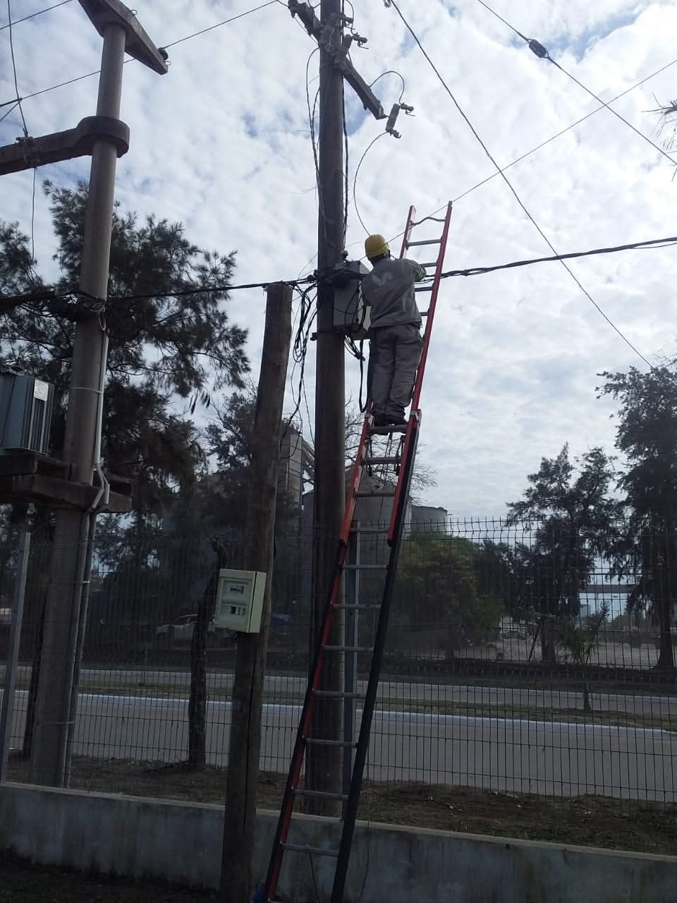 TRABAJOS DE ALUMBRADO PÚBLICO EN VILLA ÁNGELA 