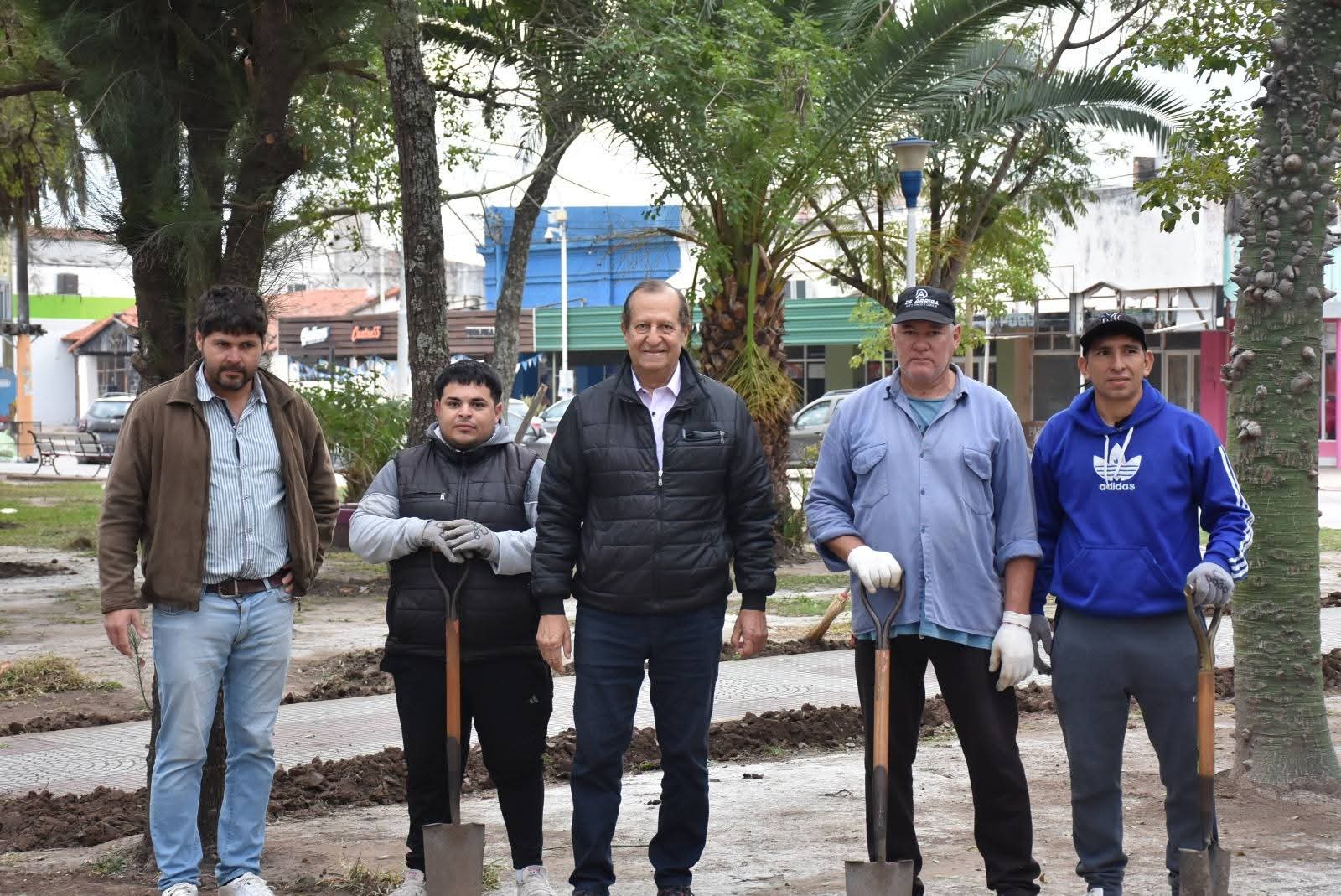 REFORESTACIÓN Y PARQUIZACIÓN DE LA PLAZA CENTRAL GENERAL SAN MARTÍN: TRABAJO MUNICIPAL PARA EMBELLECER Y MEJORAR EL ESPACIO PÚBLICO