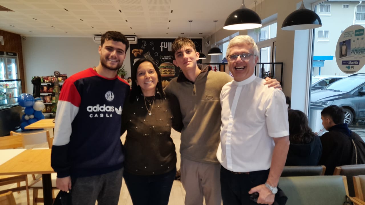 ENRIQUE URIEN RECIBIÓ A MISIONEROS DEL INSTITUTO 