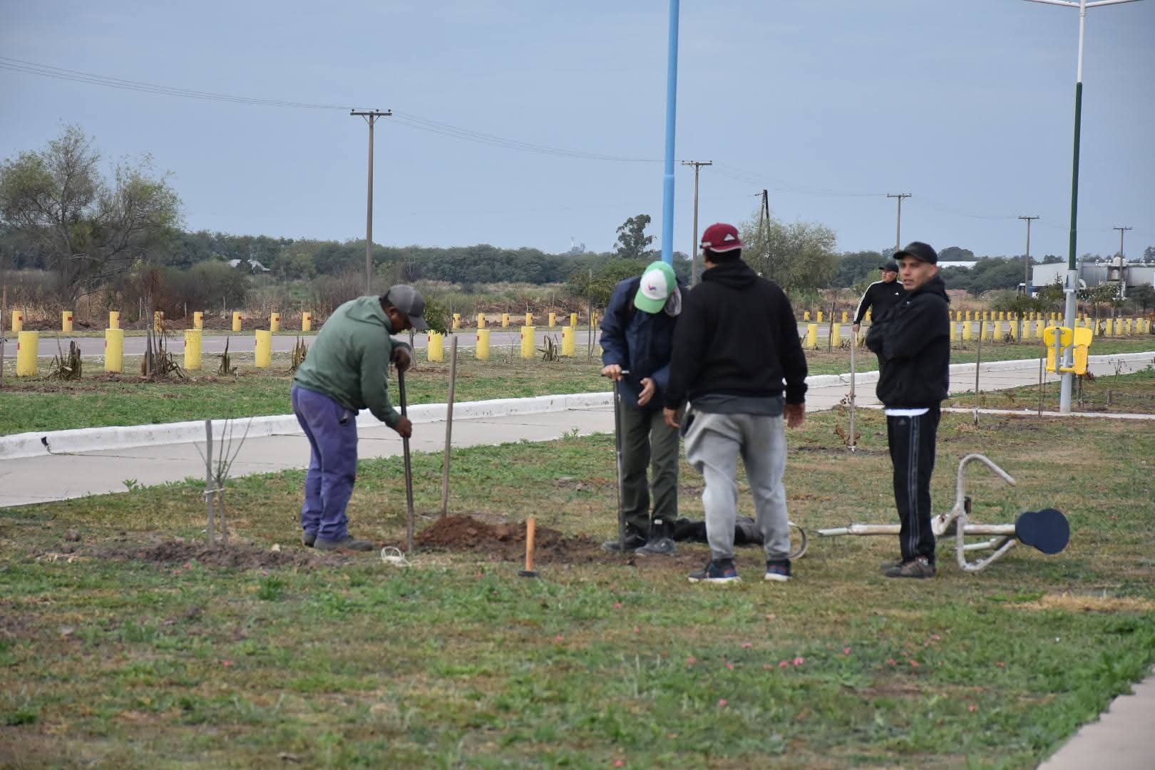 Villa Angela: LA MUNICIPALIDAD AVANZA CON FORESTACIÓN, ILUMINACIÓN Y NUEVOS ESPACIOS DEPORTIVOS EN EL ACCESO NORTE