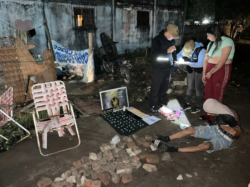 Detuvieron a un hombre y a una mujer por vender droga en plena vía pública