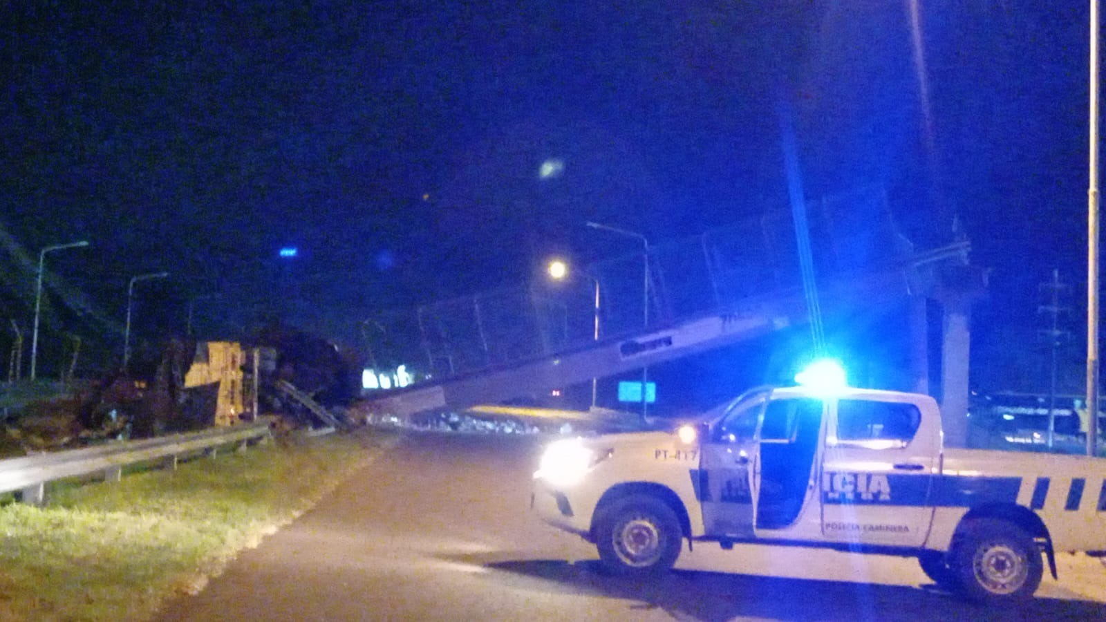 PUERTO TIROL: UN SINIESTRO VIAL PROVOC&Oacute; EL DERRUMBE DE UN PUENTE TRAS EL IMPACTO DE UN CAMI&Oacute;N