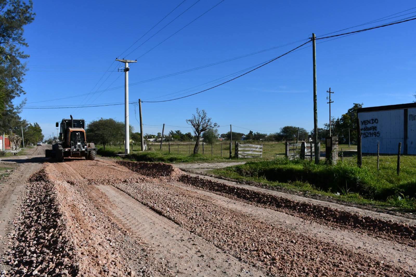M&Aacute;S CUADRAS DE RIPIO EN VILLA &Aacute;NGELA: EL MUNICIPIO AVANZA SOBRE CALLE HUNGR&Iacute;A DEL BARRIO PUEBLO VIEJO