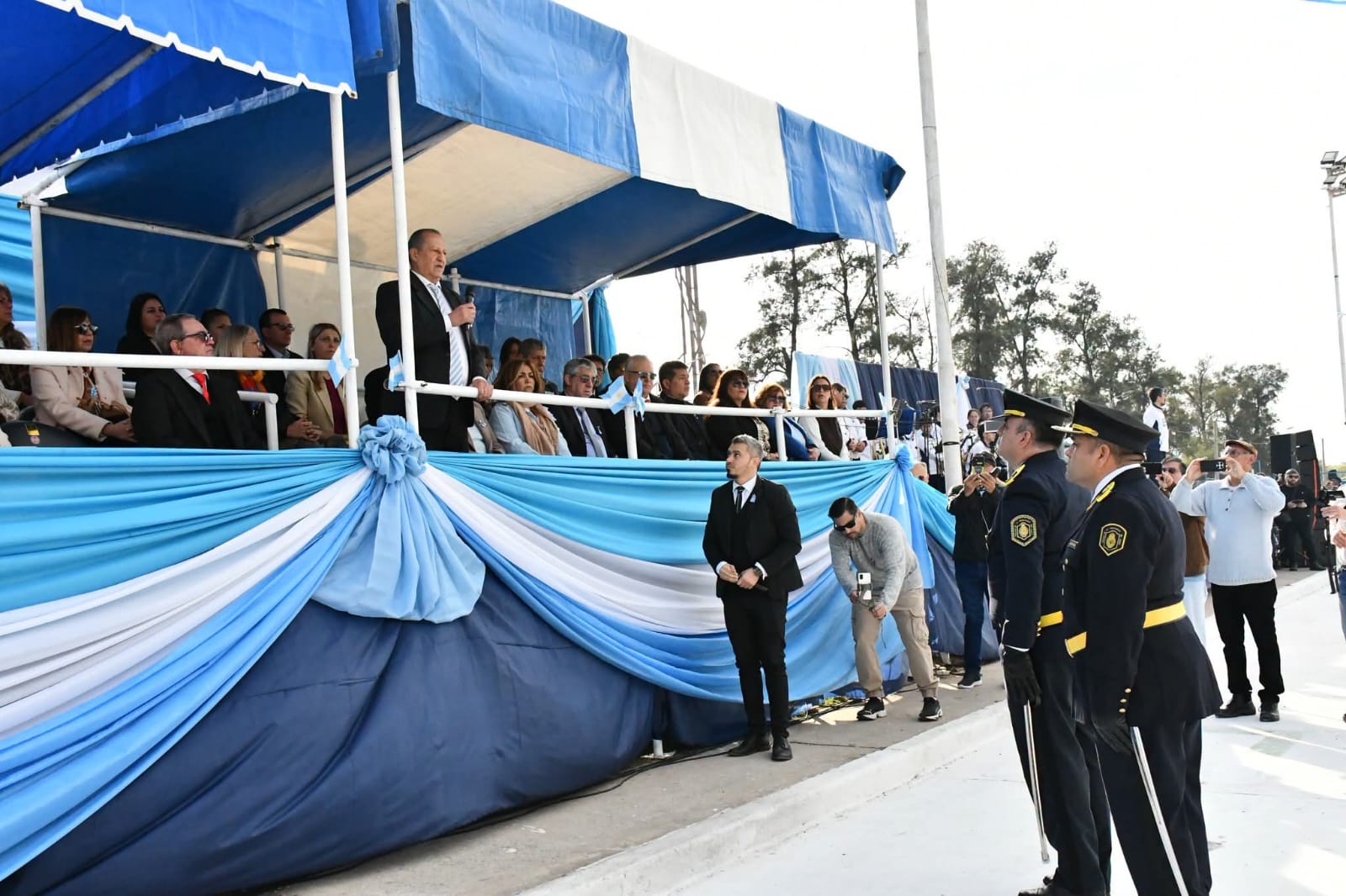 VILLA &Aacute;NGELA: MULTITUDINARIO ACOMPA&Ntilde;AMIENTO DE LA COMUNIDAD AL ACTO DEL 9 DE JULIO