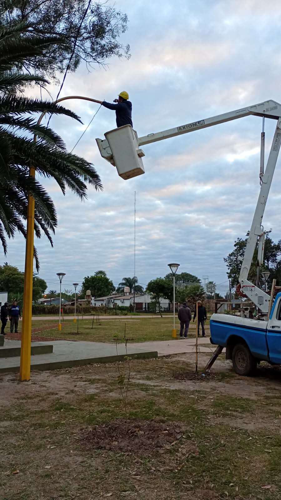 LA PLAZA G&Uuml;EMES QUED&Oacute; TOTALMENTE ILUMINADA TRAS LOS TRABAJOS DE MANTENIMIENTO DEL ALUMBRADO P&Uacute;BLICO
